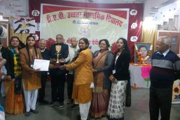 Maharishi Vidya Mandir Ratanpur became the runner-up of the state-level debate competition
On 11 January 2020, D.A. 31st Sharda Devi Raghav Smriti Debate Competition was organized in V. Higher Secondary School, TT Nagar Bhopal. In addition to Bhopal, about ten teams from other divisions participated. In the team of Maharishi Vidya Mandir Ratanpur, Bharti Parmar as the speaker of the party and Vaidehi Mishra participated in the opposition. The contesting girls had the distinction of winning the second place and the trophy of the runner-up to Maharishi Vidya Mandir. Along with the certificate Smriti Chitru, the students Bharti Parmar and Vaidahi Mishra were also awarded an amount of Rs 751.